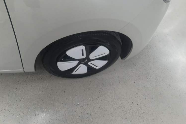Used Wuling Hongguang MINIEV 2025 Four-Door Version Advanced Edition Right Rear Wheel Hub