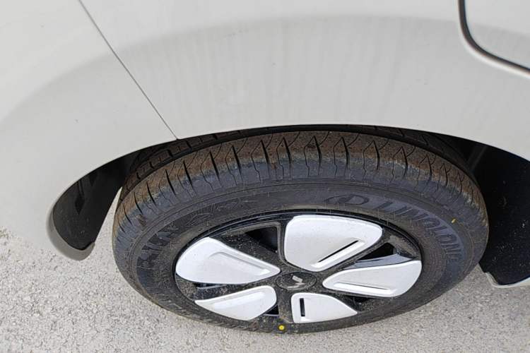 Used Wuling Hongguang MINIEV 2025 Four-Door Version Advanced Edition Right Rear Wheel Hub