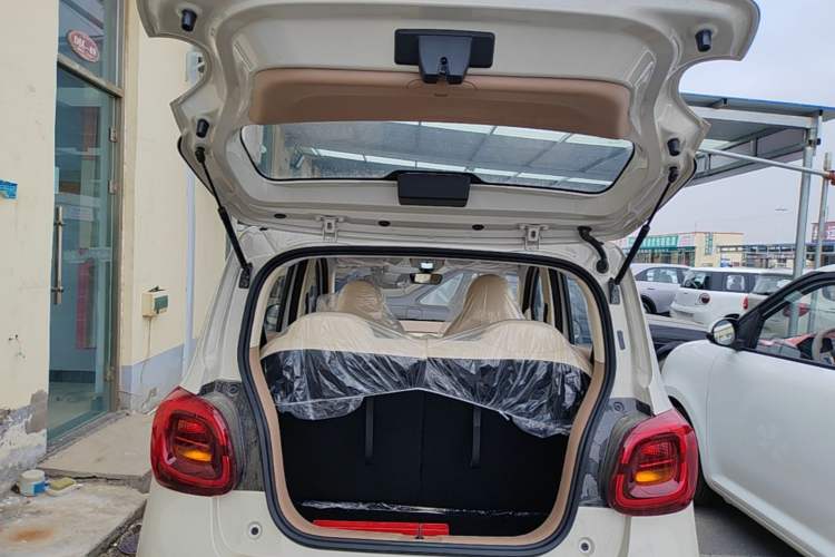 Used Wuling Hongguang MINIEV 2025 Four-Door Version Advanced Edition Trunk