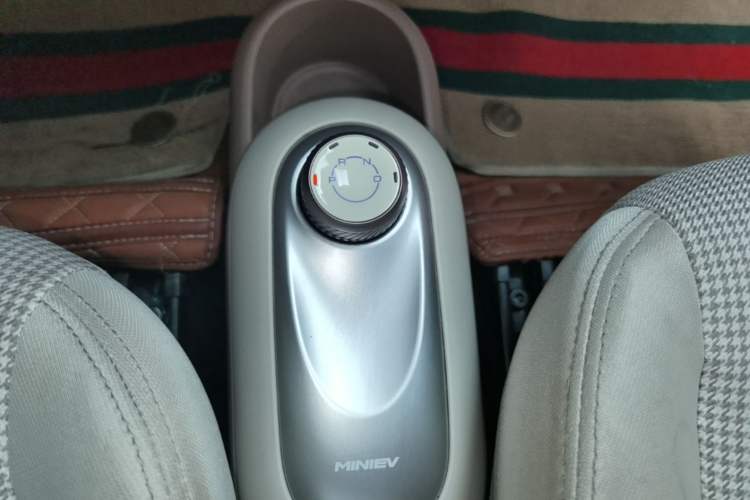 Used Wuling Hongguang MINIEV 2025 Four-Door Version Premium Edition Gear Lever