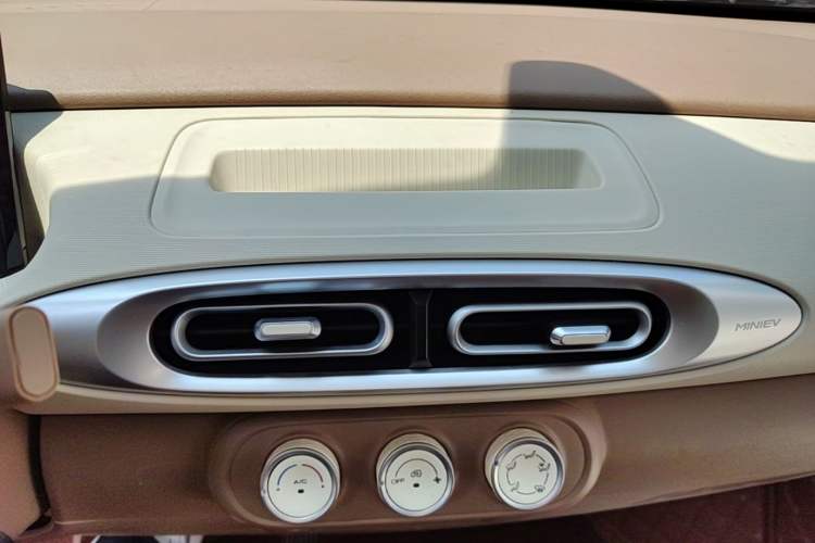 Used Wuling Hongguang MINIEV 2025 Four-Door Version Advanced Edition Audio And AC Panel