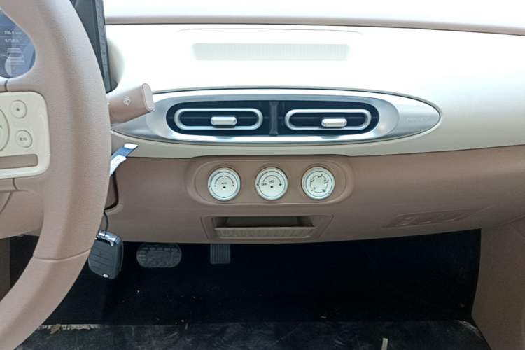 Used Wuling Hongguang MINIEV 2025 Four-Door Version Advanced Edition Audio And AC Panel