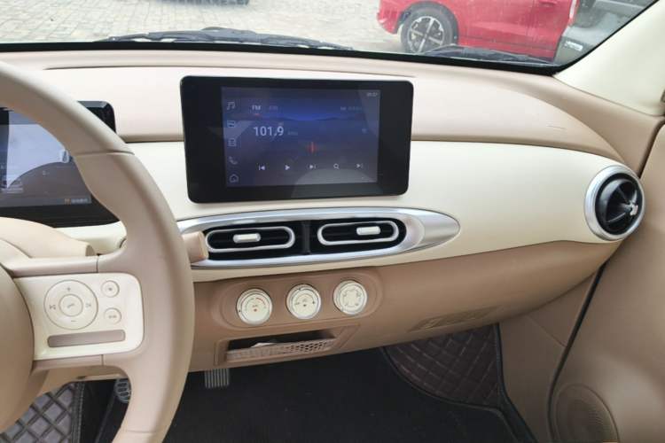 Used Wuling Hongguang MINIEV 2025 Four-Door Version Premium Edition Audio And AC Panel