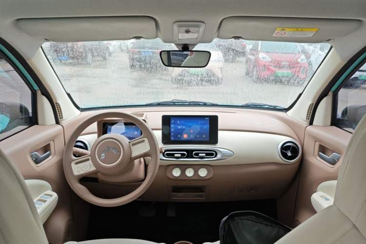 Used Wuling Hongguang MINIEV 2025 Four-Door Version Premium Edition Center Console