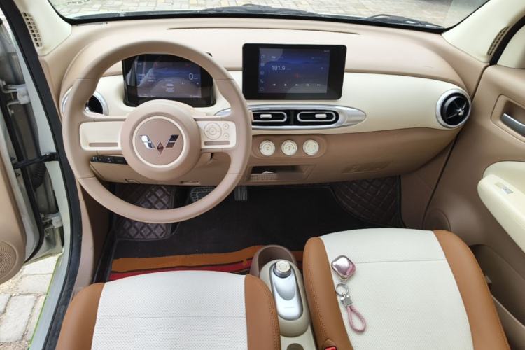Used Wuling Hongguang MINIEV 2025 Four-Door Version Premium Edition Center Console
