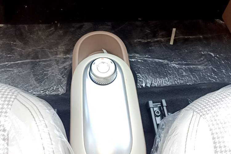 Used Wuling Hongguang MINIEV 2025 Four-Door Version Advanced Edition Gear Lever