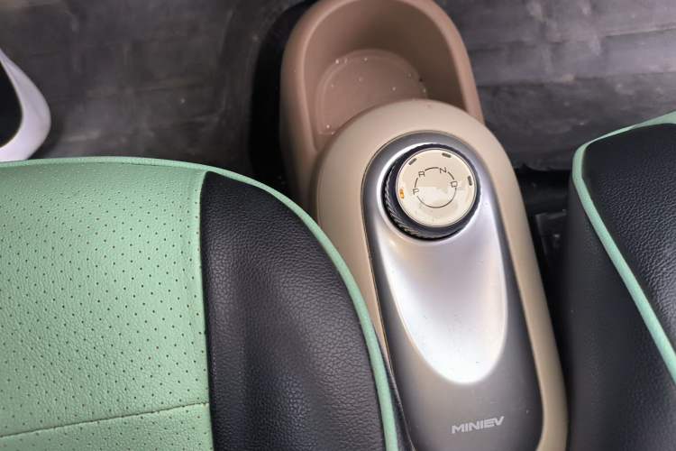 Used Wuling Hongguang MINIEV 2025 Four-Door Version Premium Edition Gear Lever
