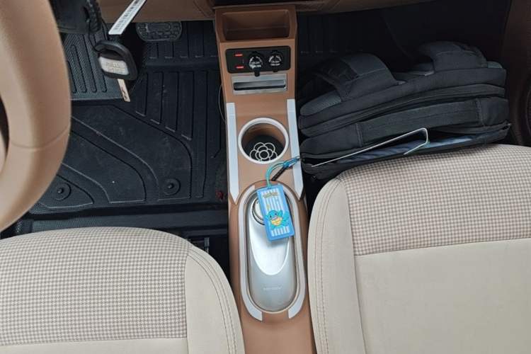 Used Wuling Hongguang MINIEV 2025 Four-Door Version Advanced Edition Gear Lever