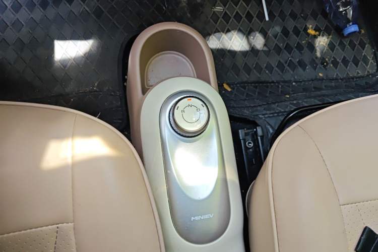 Used Wuling Hongguang MINIEV 2025 Four-Door Version Advanced Edition Gear Lever