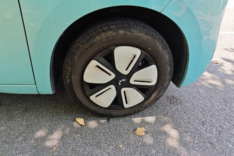 Used Wuling Hongguang MINIEV 2025 Four-Door Version Advanced Edition Right Front Wheel Hub