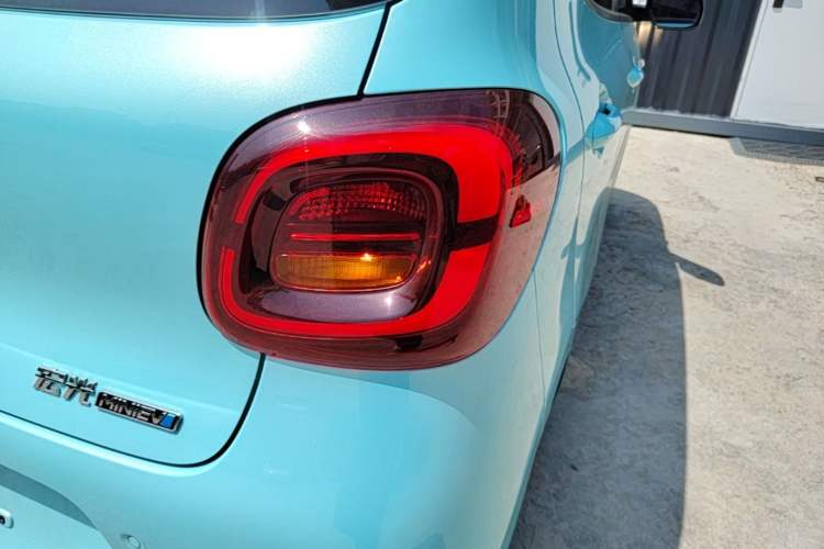 Used Wuling Hongguang MINIEV 2025 Four-Door Version Advanced Edition Right Rear Taillight