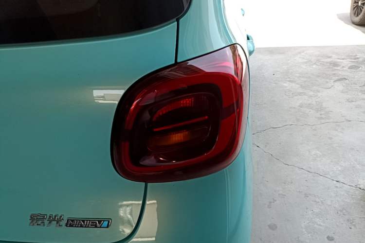 Used Wuling Hongguang MINIEV 2025 Four-Door Version Advanced Edition Right Rear Taillight