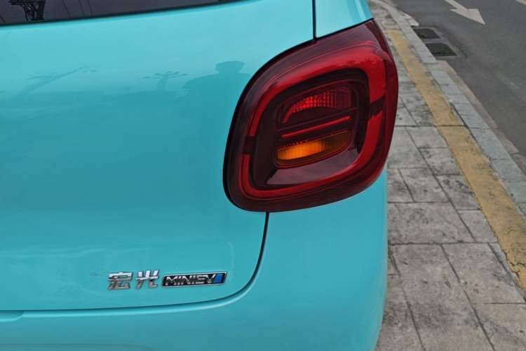 Used Wuling Hongguang MINIEV 2025 Four-Door Version Advanced Edition Right Rear Taillight