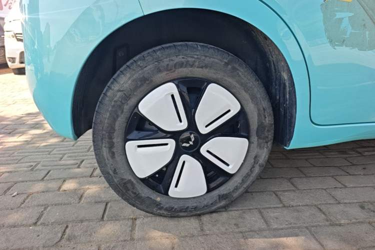 Used Wuling Hongguang MINIEV 2025 Four-Door Version Premium Edition Right Rear Wheel Hub