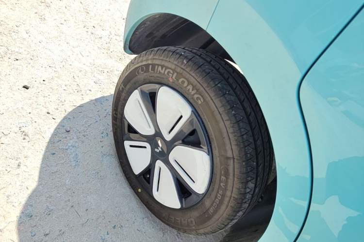 Used Wuling Hongguang MINIEV 2025 Four-Door Version Advanced Edition Right Rear Wheel Hub
