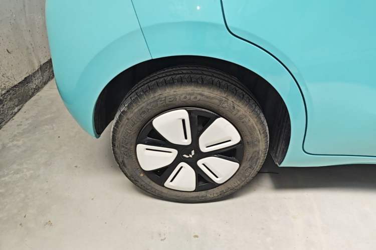 Used Wuling Hongguang MINIEV 2025 Four-Door Version Premium Edition Right Rear Wheel Hub