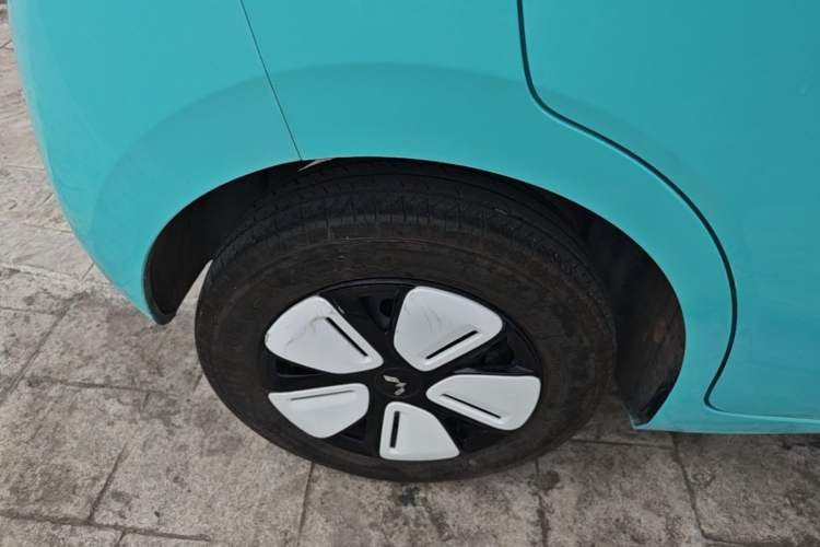 Used Wuling Hongguang MINIEV 2025 Four-Door Version Advanced Edition Right Rear Wheel Hub