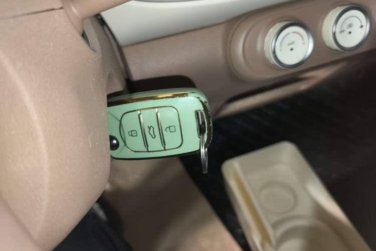 Used Wuling Hongguang MINIEV 2025 Four-Door Version Advanced Edition Vehicle Key