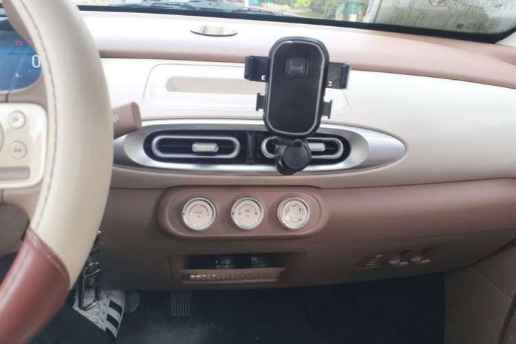 Used Wuling Hongguang MINIEV 2025 Four-Door Version Advanced Edition Audio And AC Panel