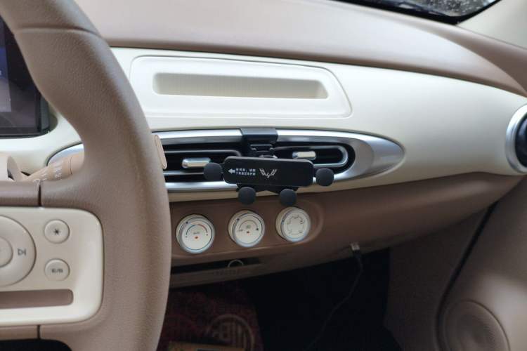 Used Wuling Hongguang MINIEV 2025 Four-Door Version Advanced Edition Audio And AC Panel