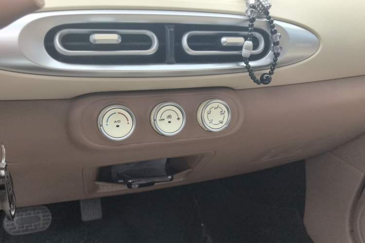 Used Wuling Hongguang MINIEV 2025 Four-Door Version Advanced Edition Audio And AC Panel