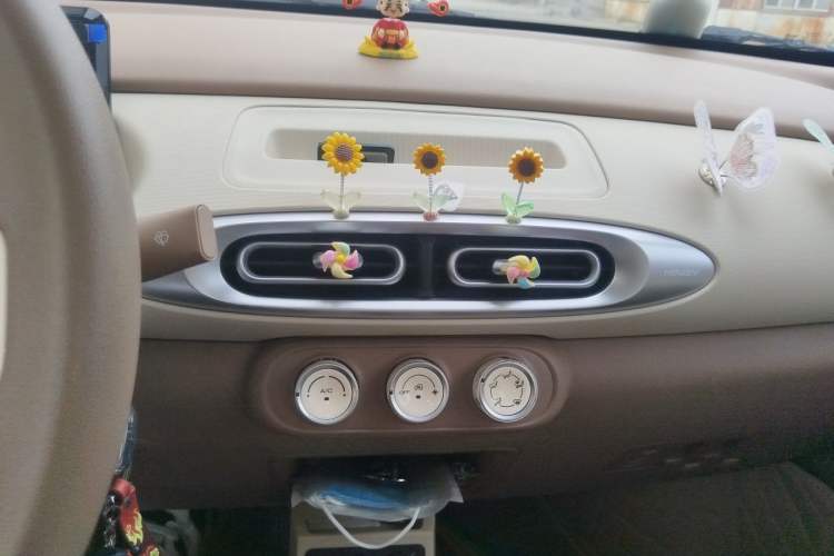 Used Wuling Hongguang MINIEV 2025 Four-Door Version Advanced Edition Audio And AC Panel