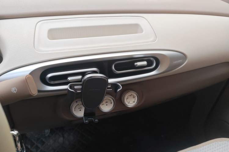 Used Wuling Hongguang MINIEV 2025 Four-Door Version Advanced Edition Audio And AC Panel