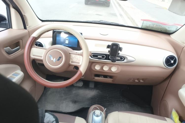 Used Wuling Hongguang MINIEV 2025 Four-Door Version Advanced Edition Center Console