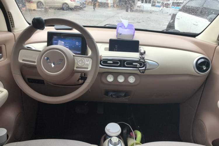 Used Wuling Hongguang MINIEV 2025 Four-Door Version Advanced Edition Center Console