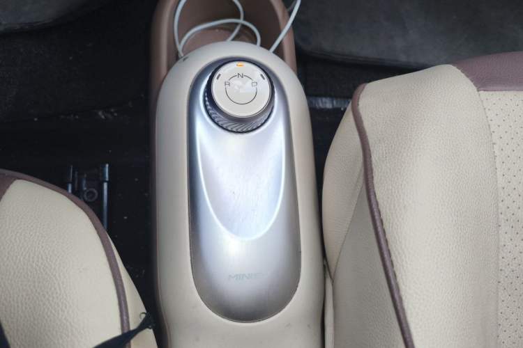 Used Wuling Hongguang MINIEV 2025 Four-Door Version Advanced Edition Gear Lever