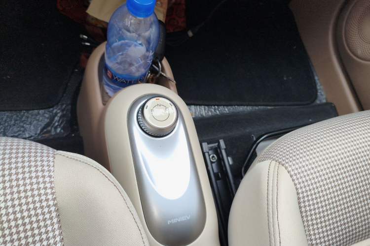 Used Wuling Hongguang MINIEV 2025 Four-Door Version Advanced Edition Gear Lever