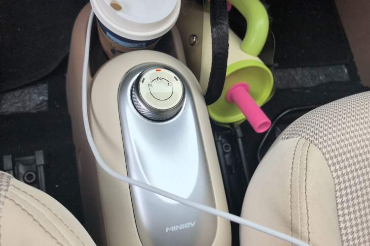 Used Wuling Hongguang MINIEV 2025 Four-Door Version Advanced Edition Gear Lever