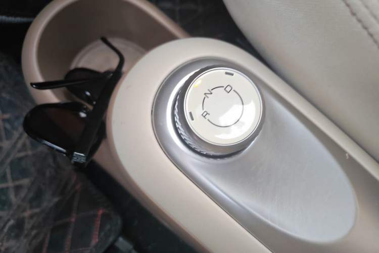 Used Wuling Hongguang MINIEV 2025 Four-Door Version Advanced Edition Gear Lever