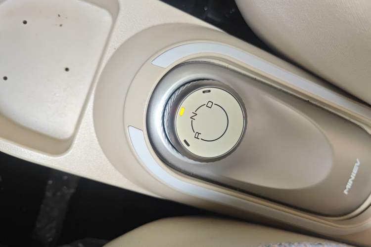 Used Wuling Hongguang MINIEV 2025 Four-Door Version Advanced Edition Gear Lever