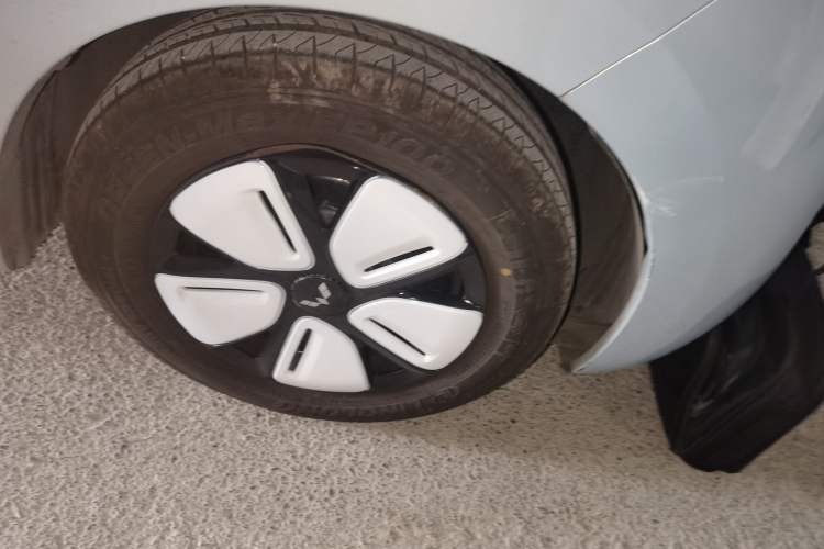 Used Wuling Hongguang MINIEV 2025 Four-Door Version Zhenxiang+ Edition Right Front Wheel Hub