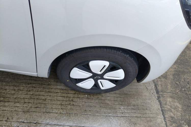 Used Wuling Hongguang MINIEV 2025 Four-Door Version Advanced Edition Right Front Wheel Hub