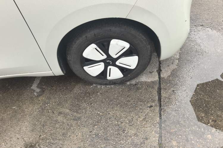 Used Wuling Hongguang MINIEV 2025 Four-Door Version Advanced Edition Right Front Wheel Hub
