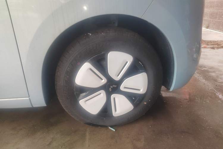 Used Wuling Hongguang MINIEV 2025 Four-Door Version Zhenxiang+ Edition Right Front Wheel Hub