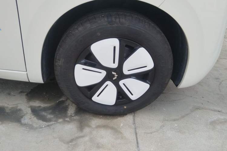Used Wuling Hongguang MINIEV 2025 Four-Door Version Advanced Edition Right Front Wheel Hub