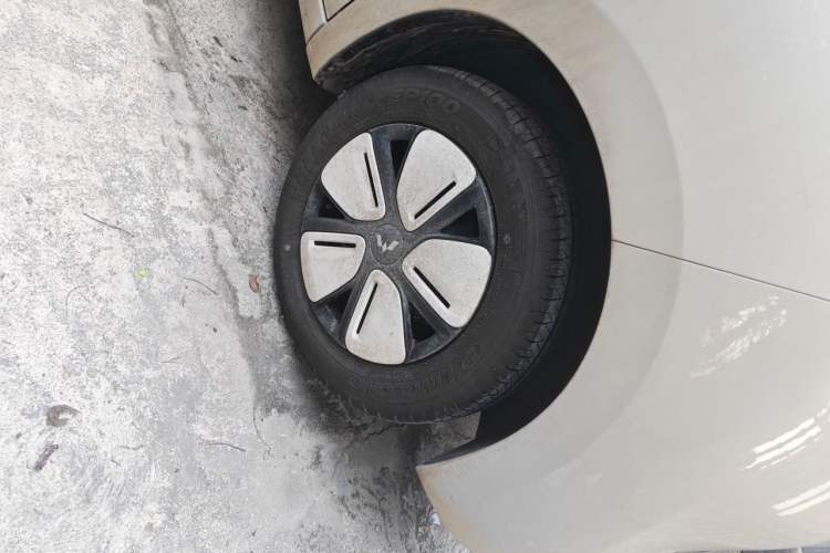 Used Wuling Hongguang MINIEV 2025 Four-Door Version Advanced Edition Right Front Wheel Hub