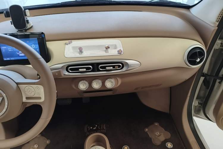Used Wuling Hongguang MINIEV 2025 Four-Door Version Advanced Edition Audio And AC Panel