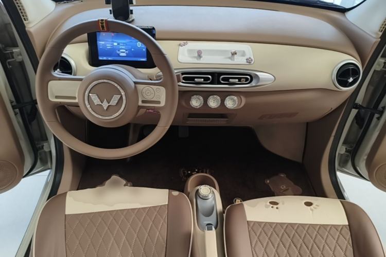 Used Wuling Hongguang MINIEV 2025 Four-Door Version Advanced Edition Center Console