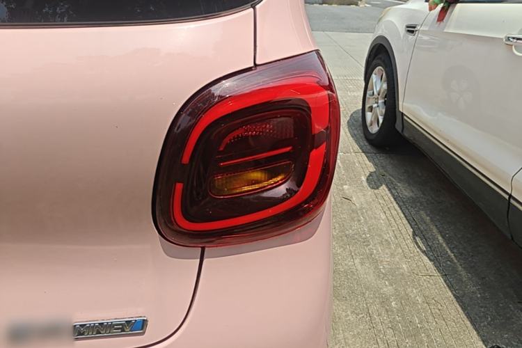 Used Wuling Hongguang MINIEV 2025 Four-Door Version Advanced Edition Right Rear Taillight