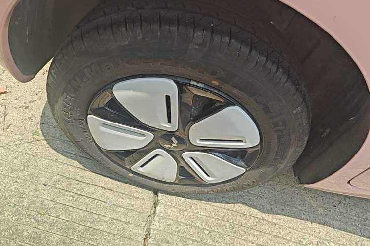 Used Wuling Hongguang MINIEV 2025 Four-Door Version Advanced Edition Right Rear Wheel Hub