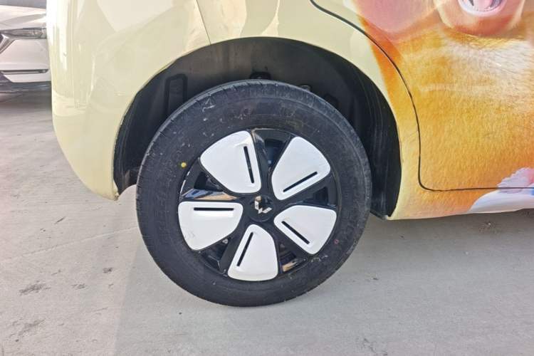 Used Wuling Hongguang MINIEV 2025 Four-Door Version Premium Edition Right Rear Wheel Hub