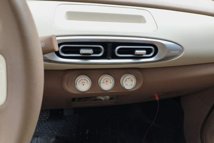Used Wuling Hongguang MINIEV 2025 Four-Door Version Advanced Edition Audio And AC Panel