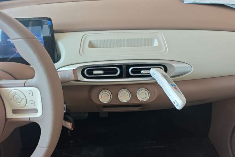 Used Wuling Hongguang MINIEV 2025 Four-Door Version Advanced Edition Audio And AC Panel