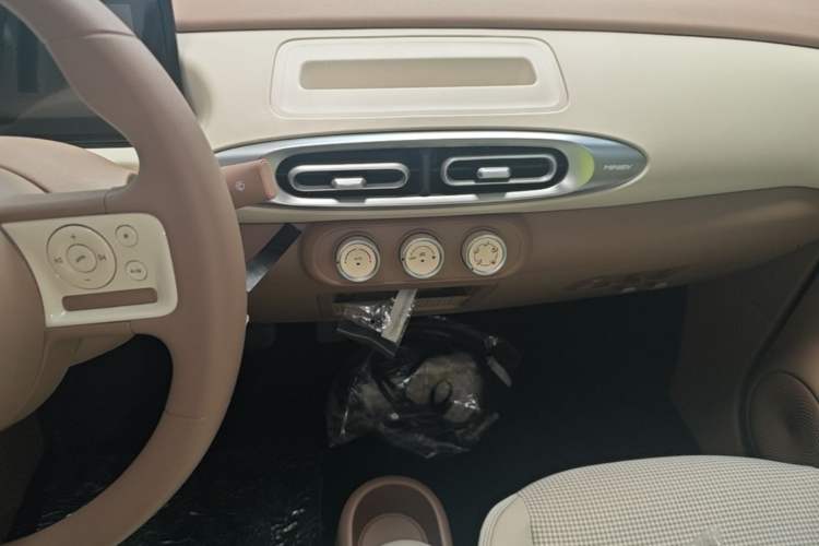 Used Wuling Hongguang MINIEV 2025 Four-Door Version Premium Edition Audio And AC Panel