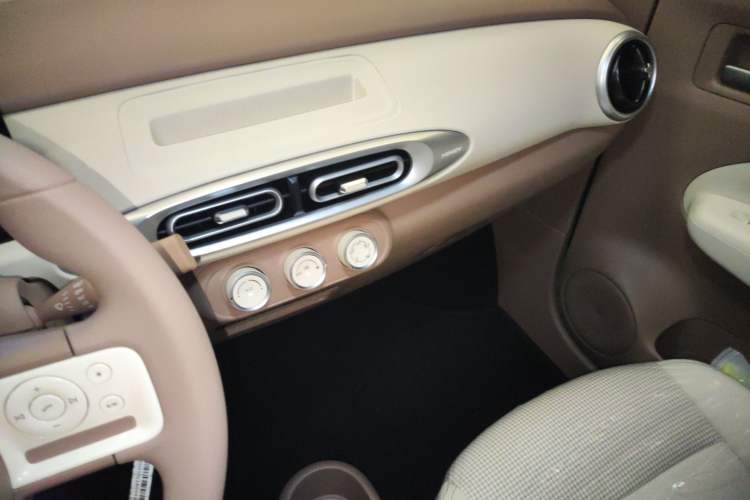 Used Wuling Hongguang MINIEV 2025 Four-Door Version Advanced Edition Audio And AC Panel