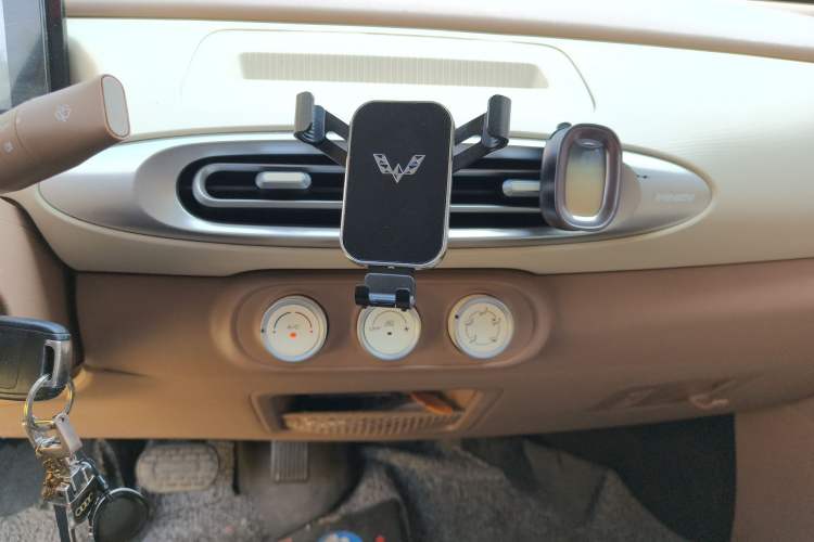 Used Wuling Hongguang MINIEV 2025 Four-Door Version Advanced Edition Audio And AC Panel